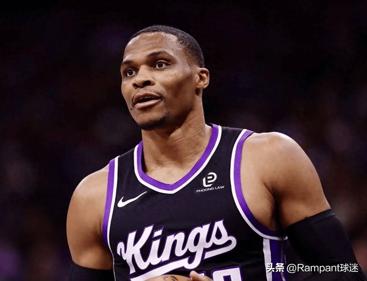 慢重钝！雷迪克看不下去了，换下詹姆斯！东契奇压哨三分拯救全队