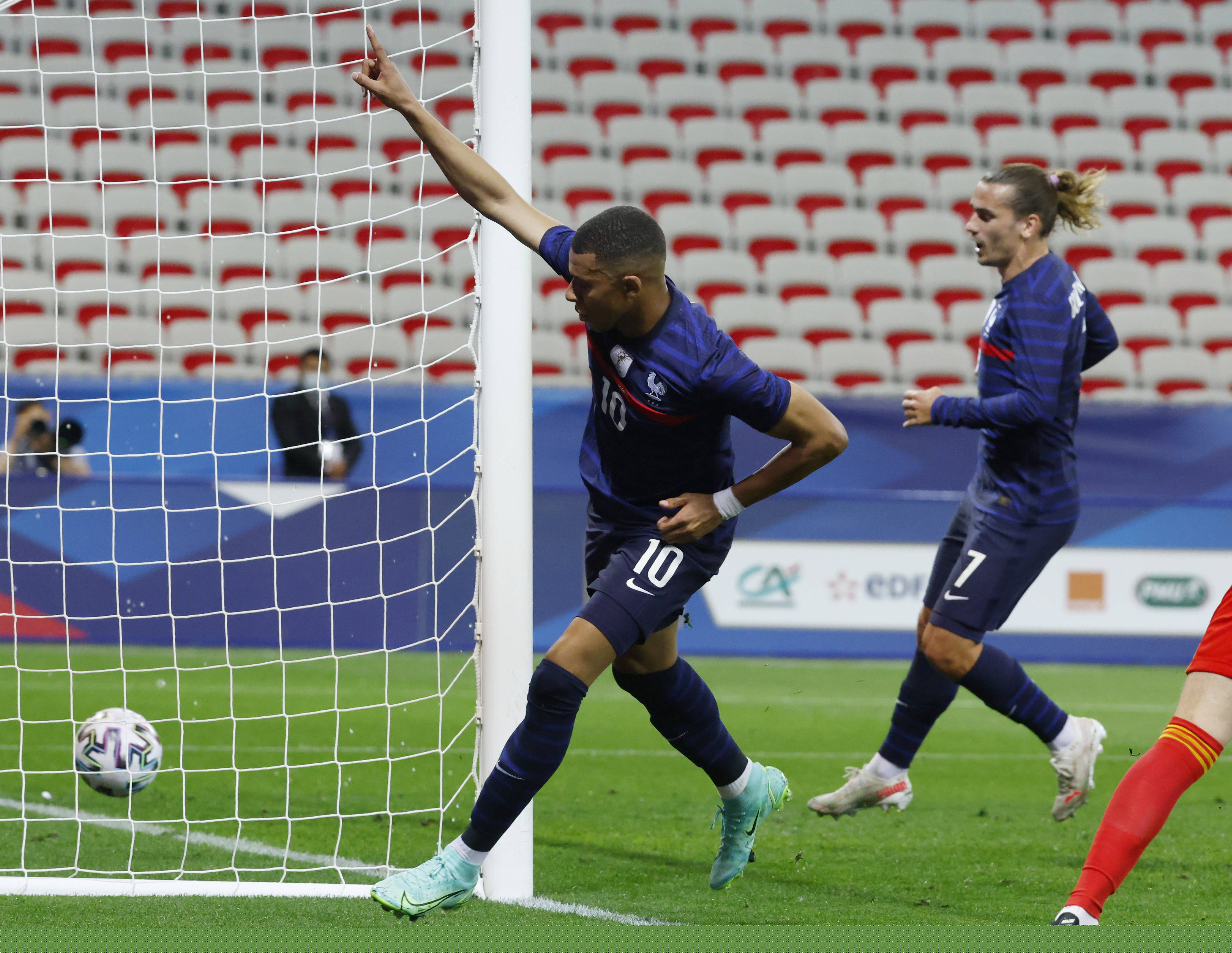 文班亚马21分布朗27分 马刺100-95险胜凯尔特人