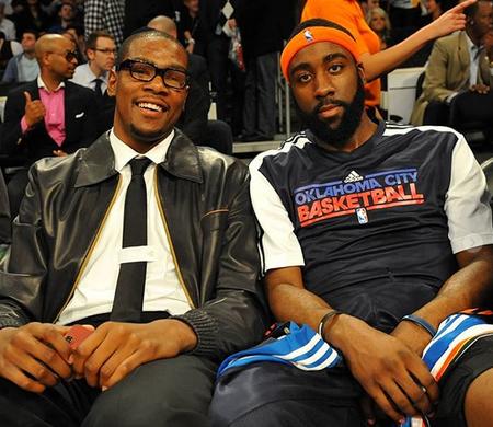 为什么内野手在完成双杀后会习惯性地向后退以防止跑垒员碰撞